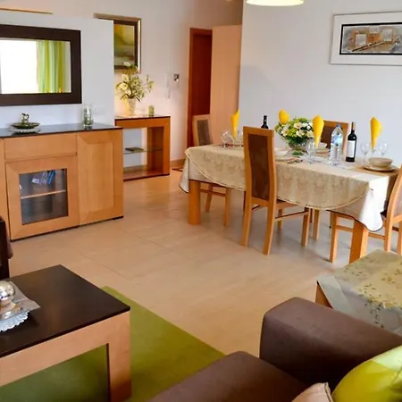 Parasol Apartment *